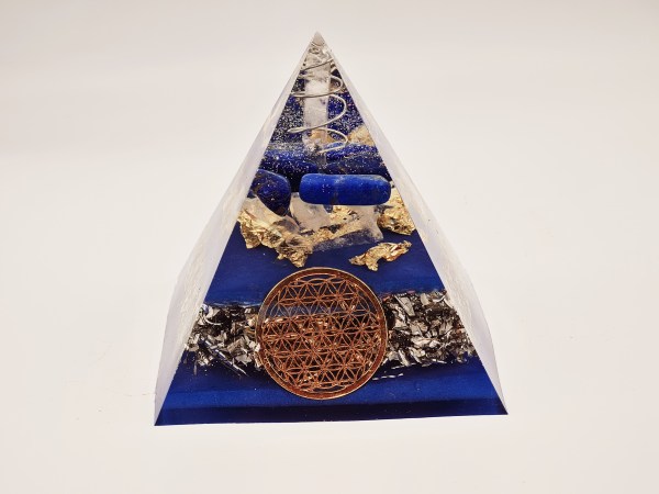 Orgonite pyramide lapis lazuli et fleur de vie dorée